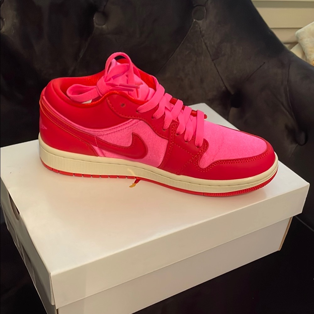 Nike Women's Red and Pink Sneakers
